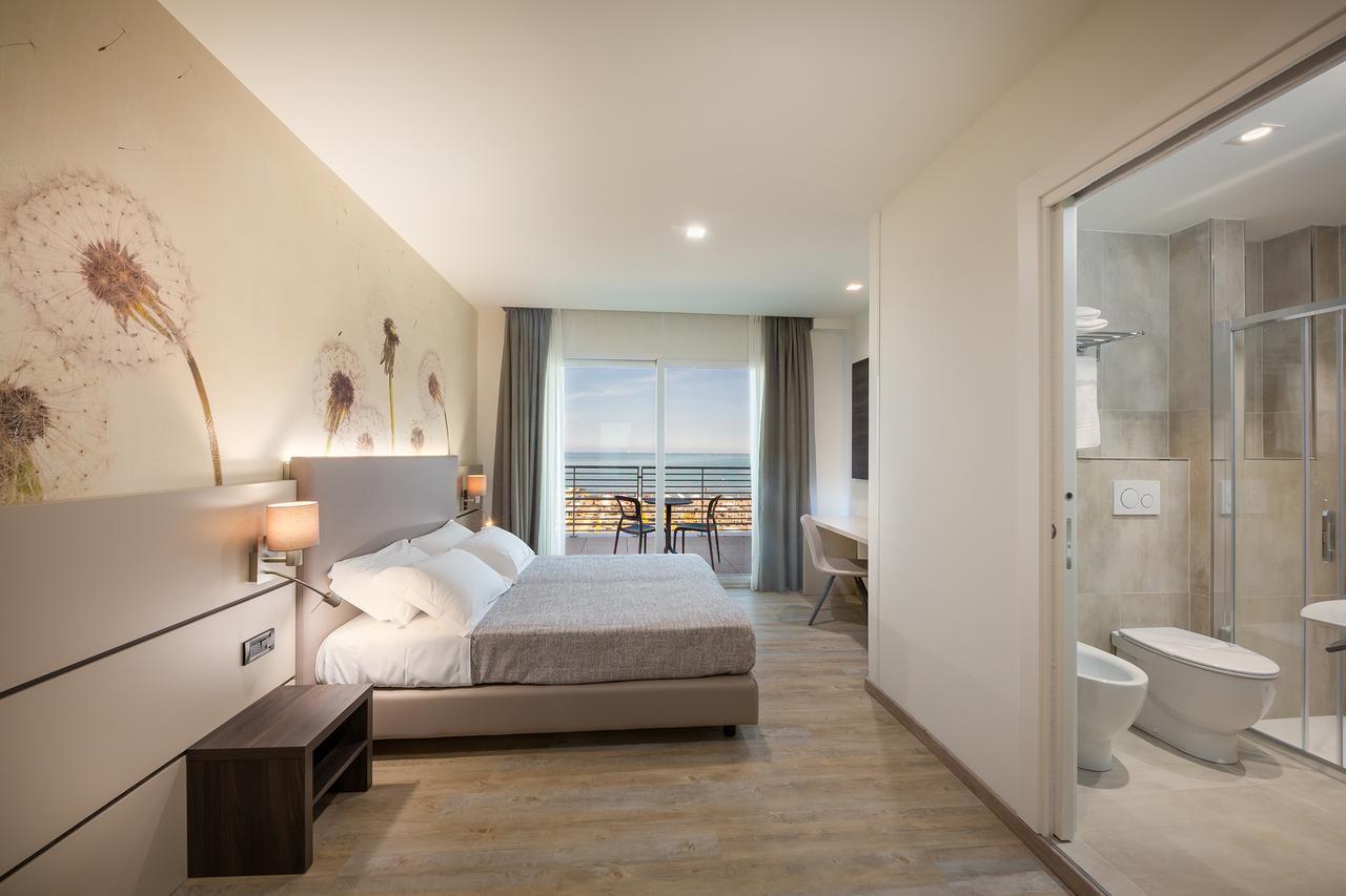 Beachfront Family Room,666391650:JPEG