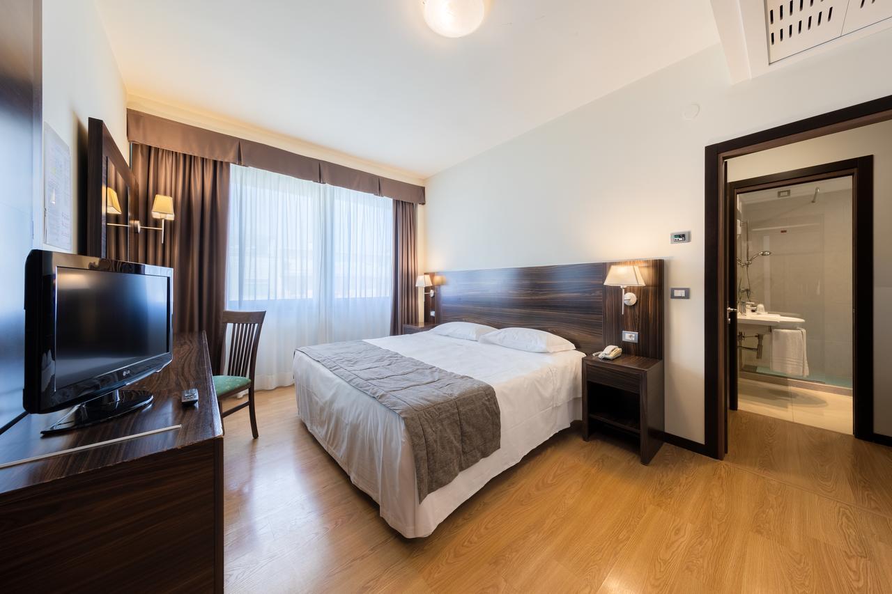 Doppel- oder Zweibettzimmer