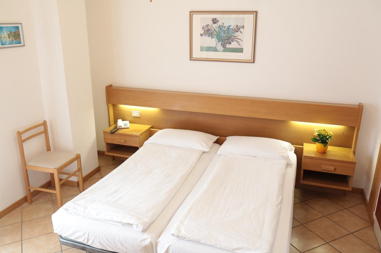 Doppel-/Zweibettzimmer mit Balkon