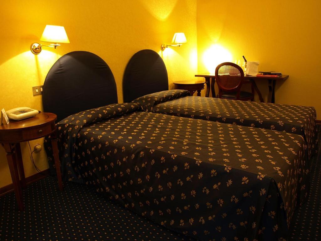 Quarto Econômico com Cama de Casal ou 2 de Solteiro