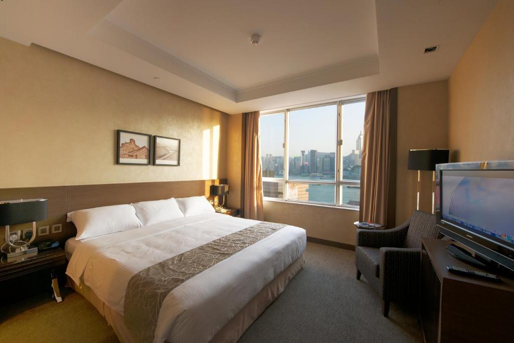 Quarto com Cama King-size e Vista do Porto