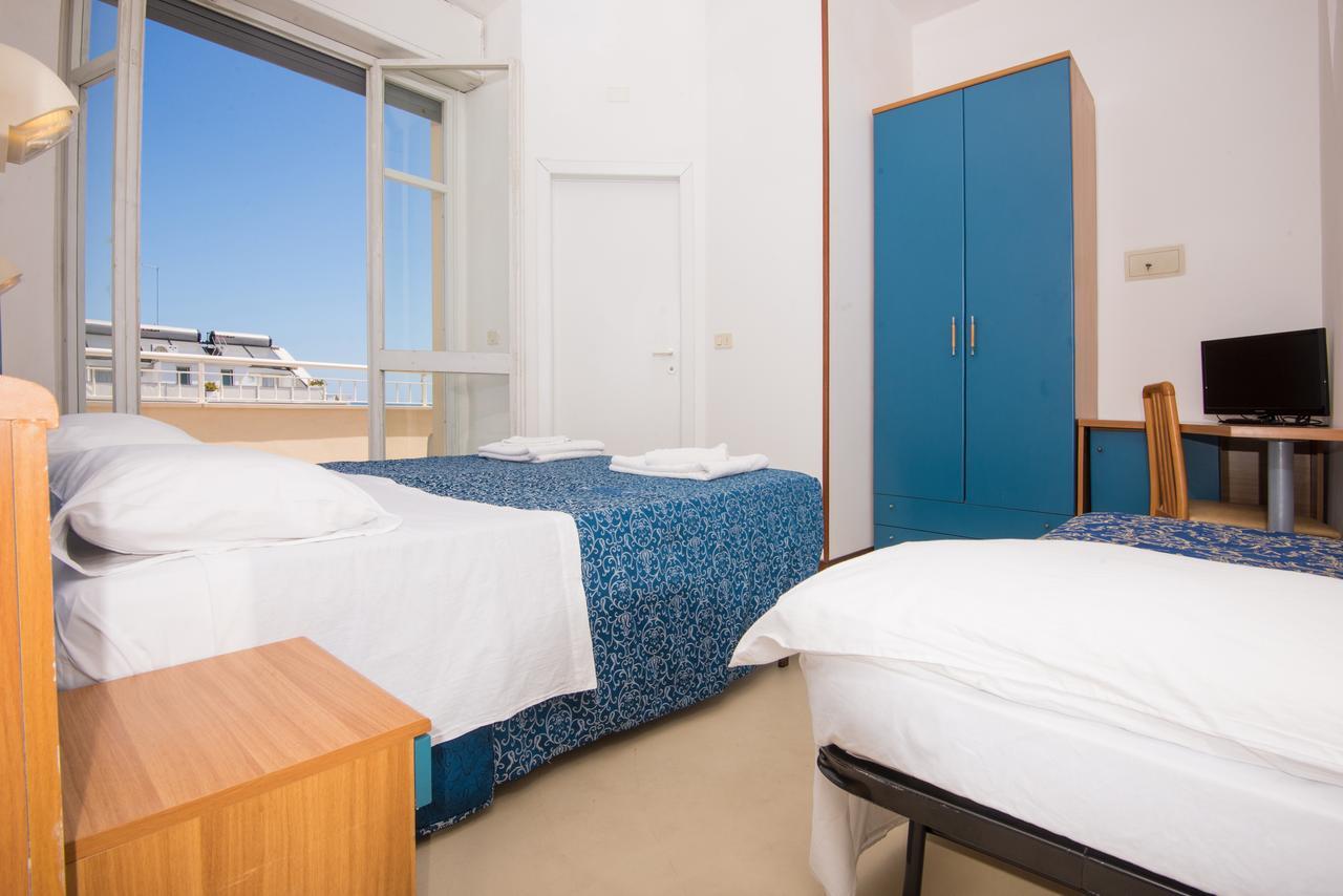 Dreibettzimmer mit Stadtblick