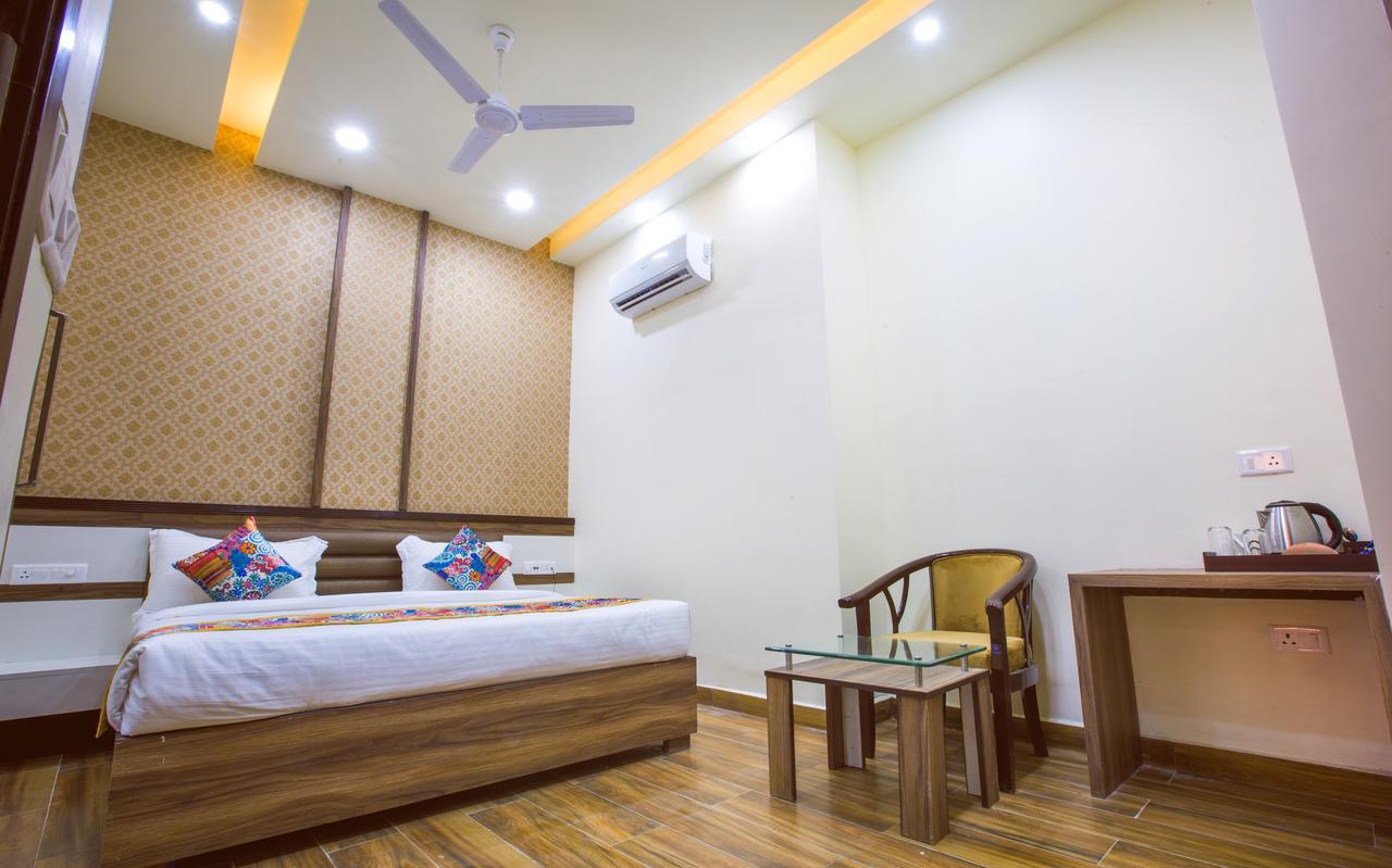Deluxe Double Room (2 Adults + 1 Child)