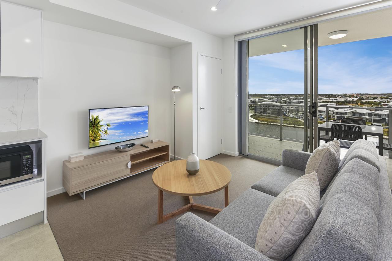 One-Bedroom Apartment with Lake View