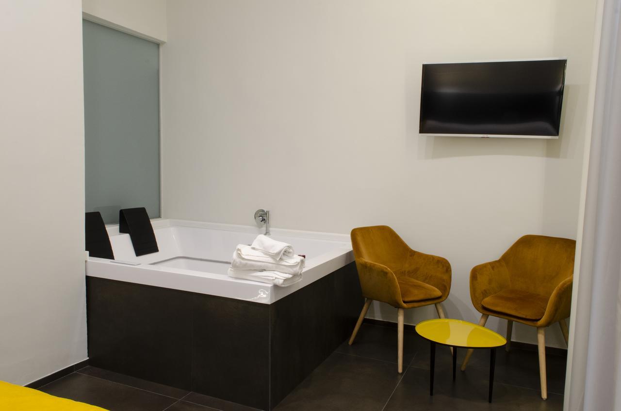 Habitación con cama grande y bañera de hidromasaje