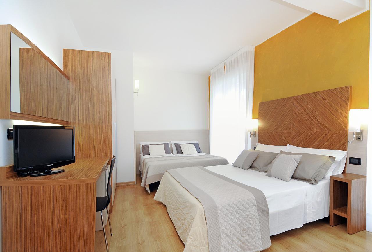 Vierbettzimmer mit Balkon und seitlichem Meerblick