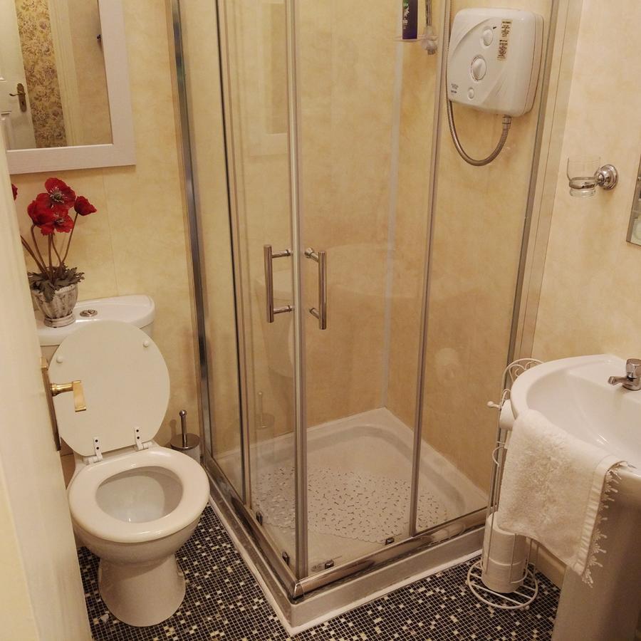 Standard Twin Room with Shared Bathroom