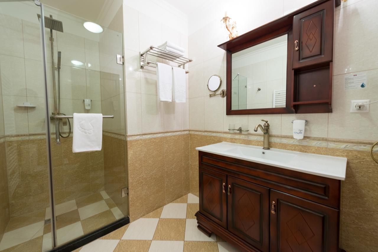 Deluxe Triple Room with Kingsize Bed