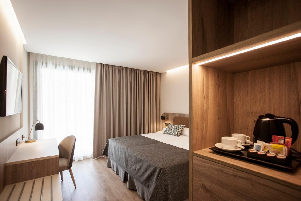 Quarto Twin com Vista Piscina