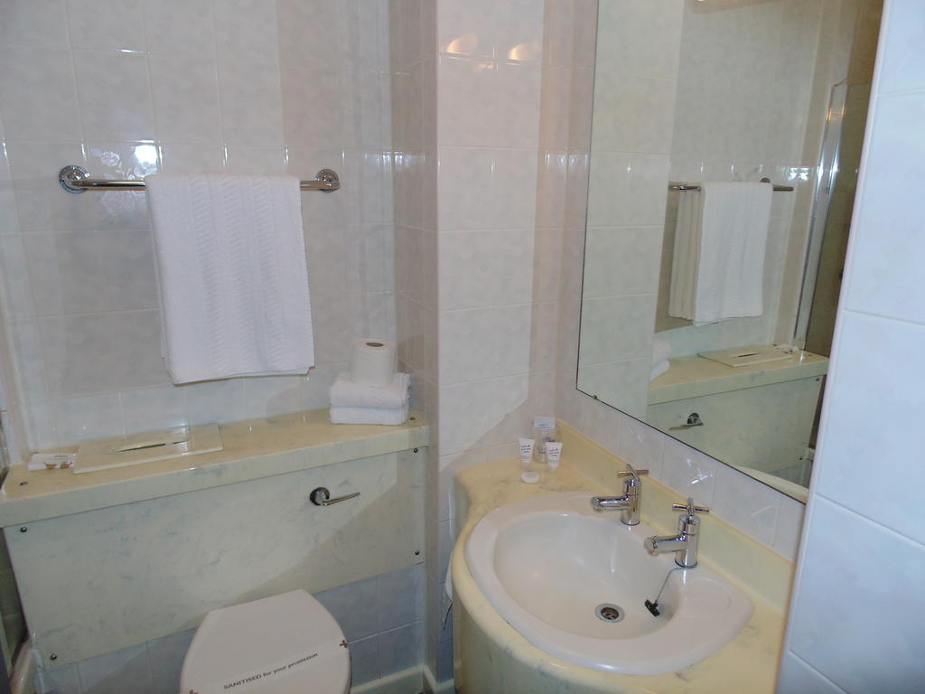 Standard Twin Room - Non-Smoking