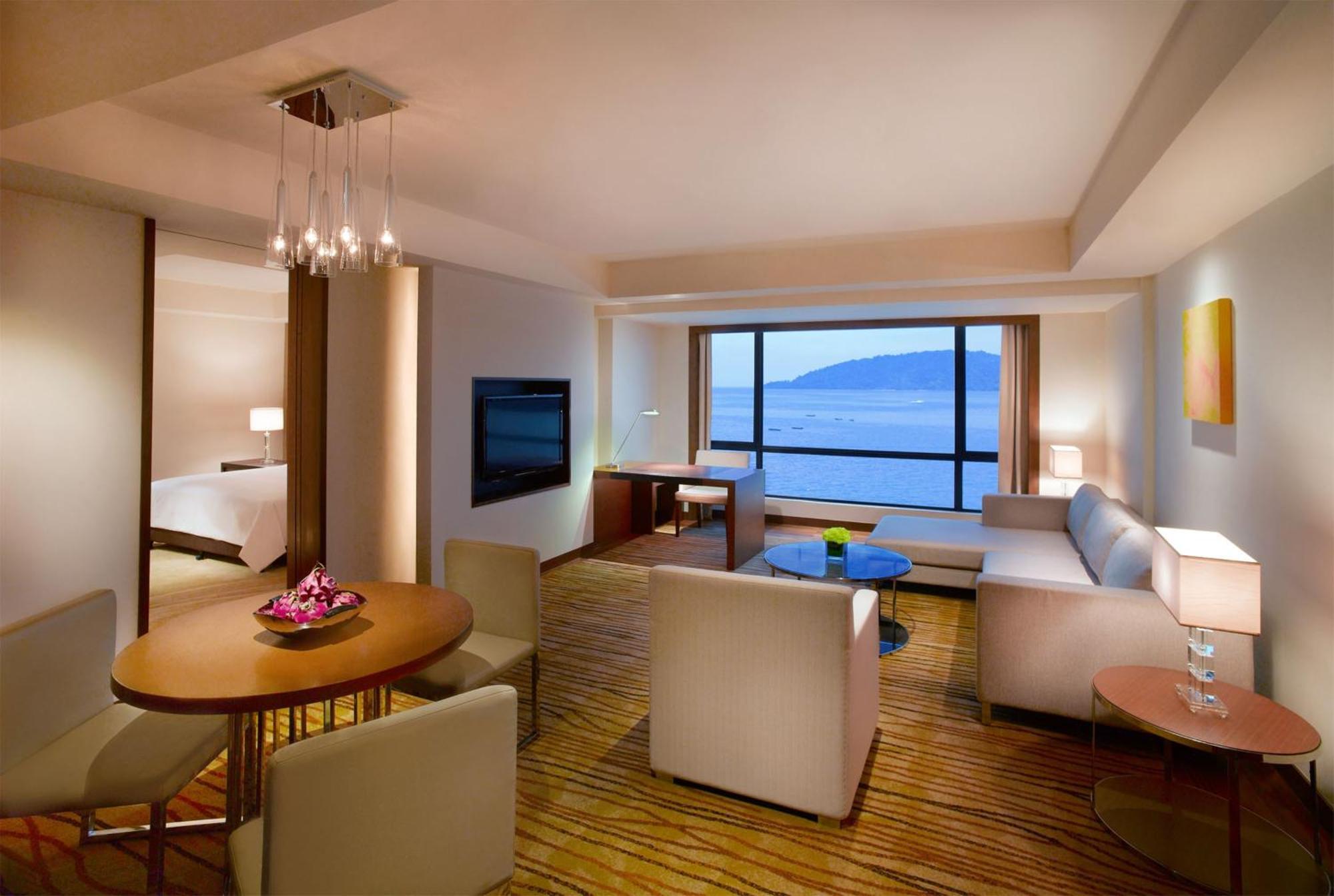 Regency Executive King Suite with Sea View and Club Access