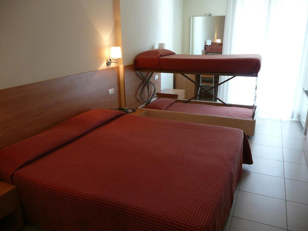 Vierbettzimmer mit Balkon