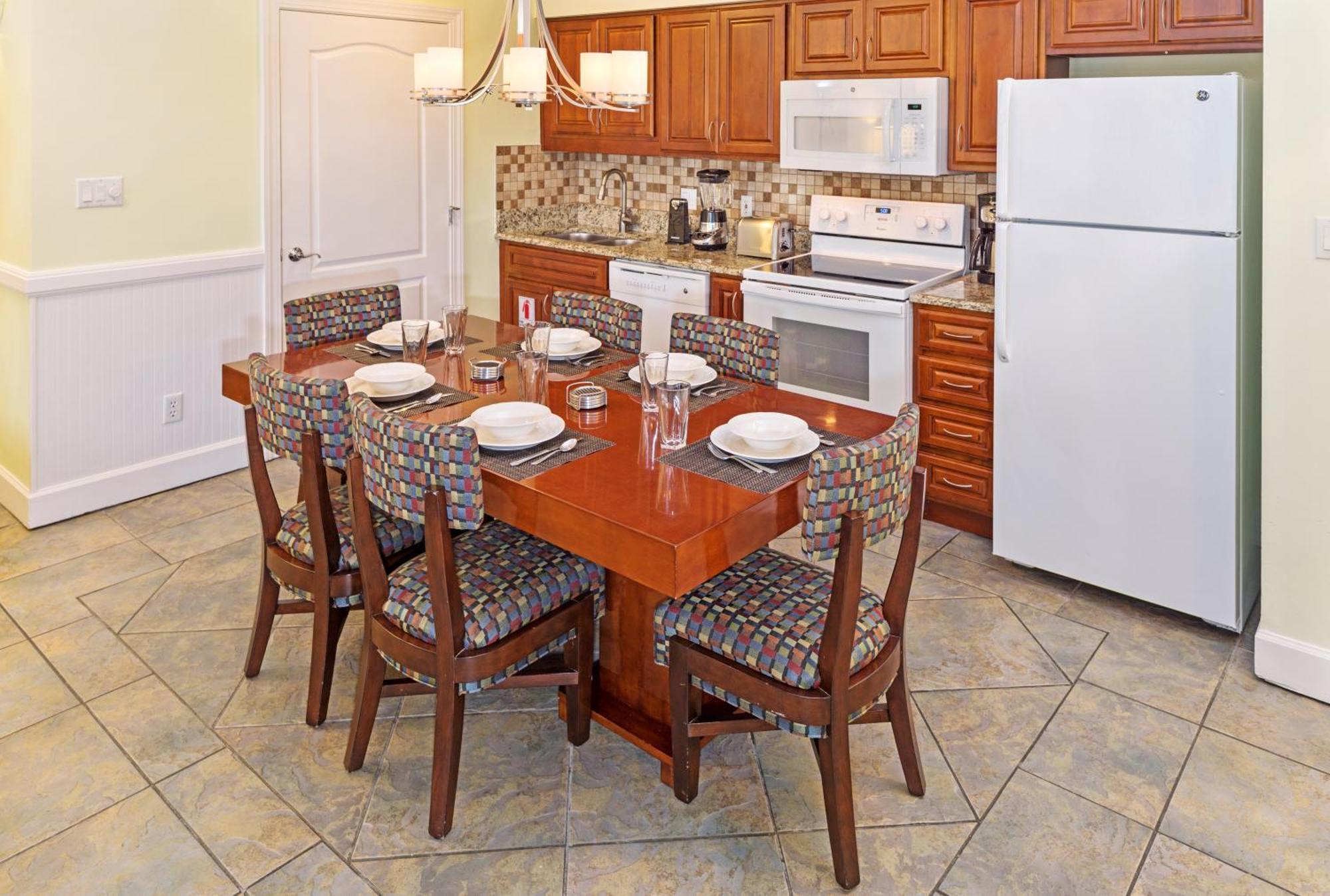 Three-Bedroom King Suite with Two Twin Beds and Bath Tub - Mobility Accessible