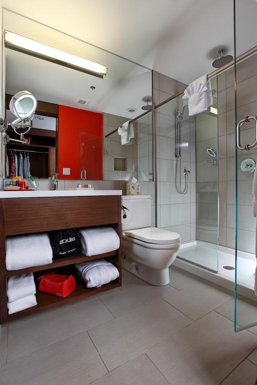 King Room with River View - Main Floor