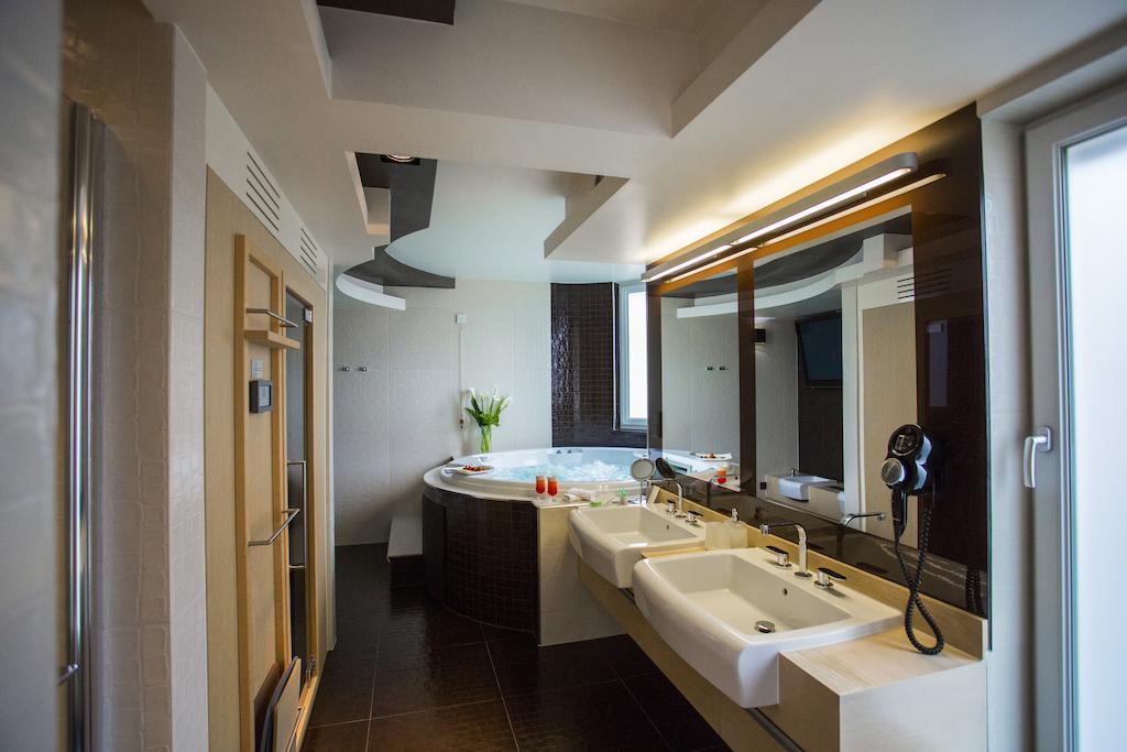 Luxuriöse Spa Suite mit Meerblick, eigener Sauna und Indoor/Outdoor-Whirlpool auf der Terrasse