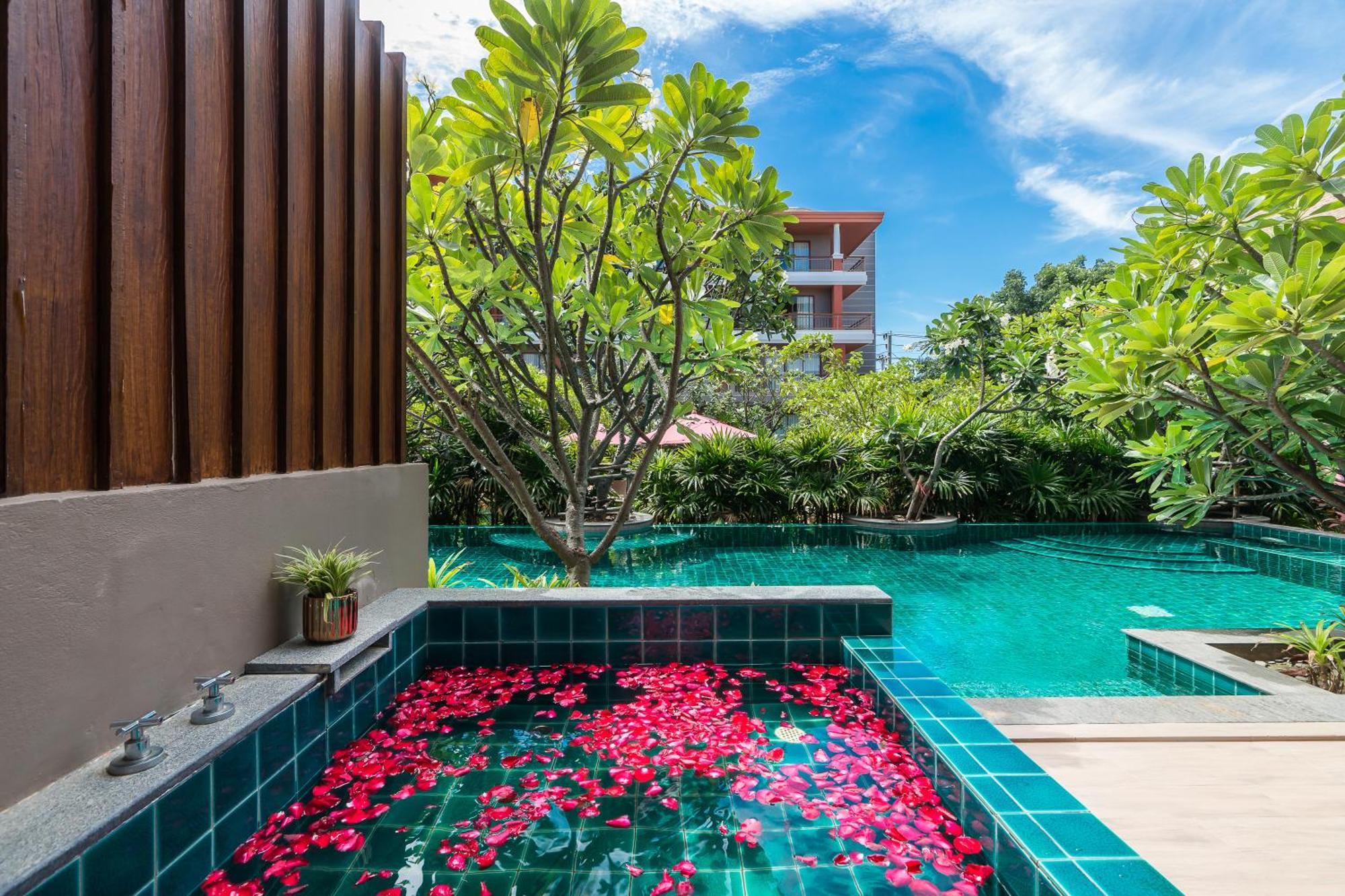 Premier Deluxe Pool Access with Spa Bath