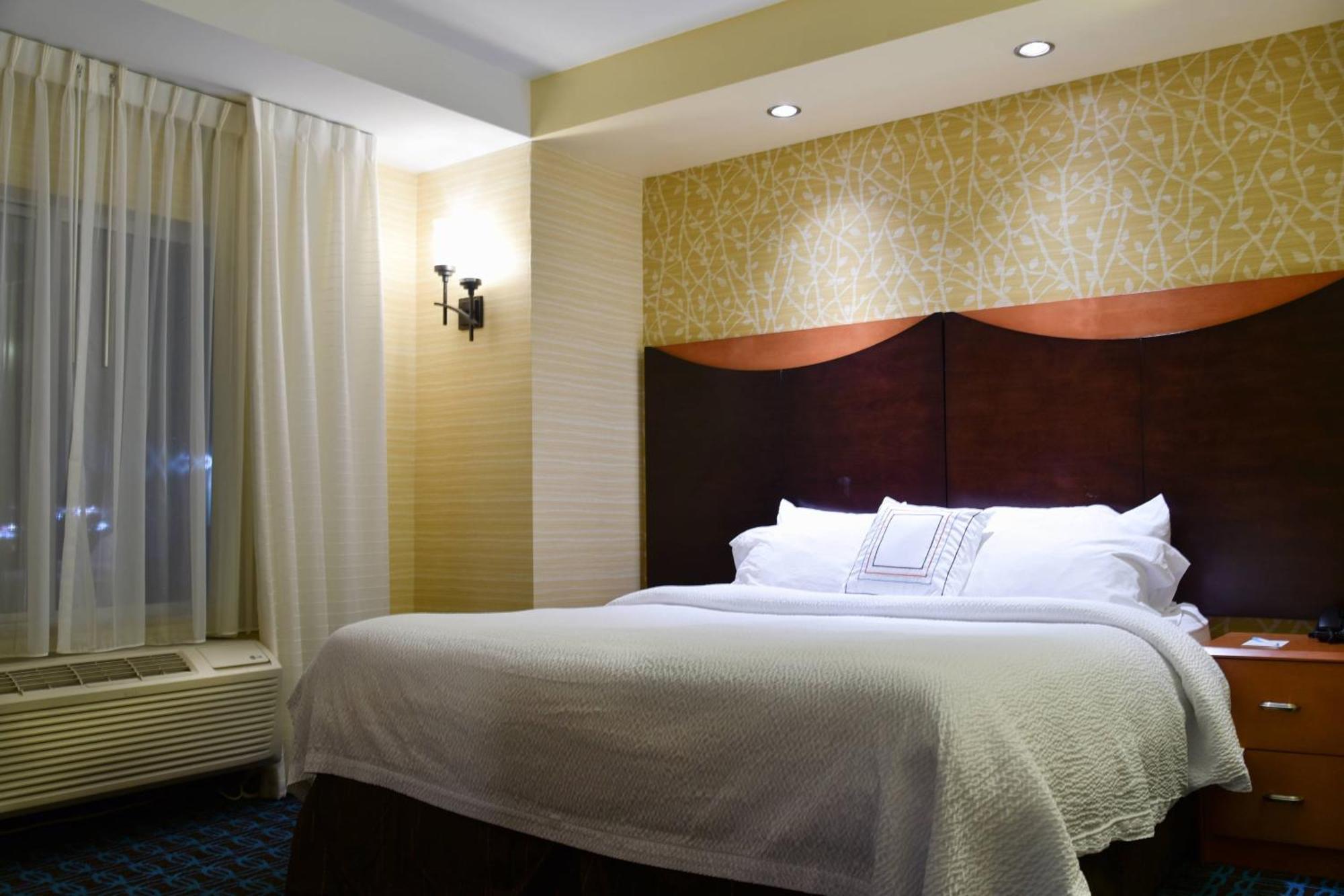 King Room with Roll-In Shower - Mobility Access/Hearing Accessible