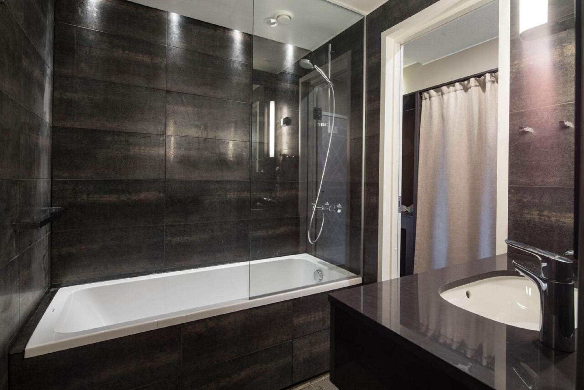Northern Comfort Twin Room Bath,1191971695:JPEG