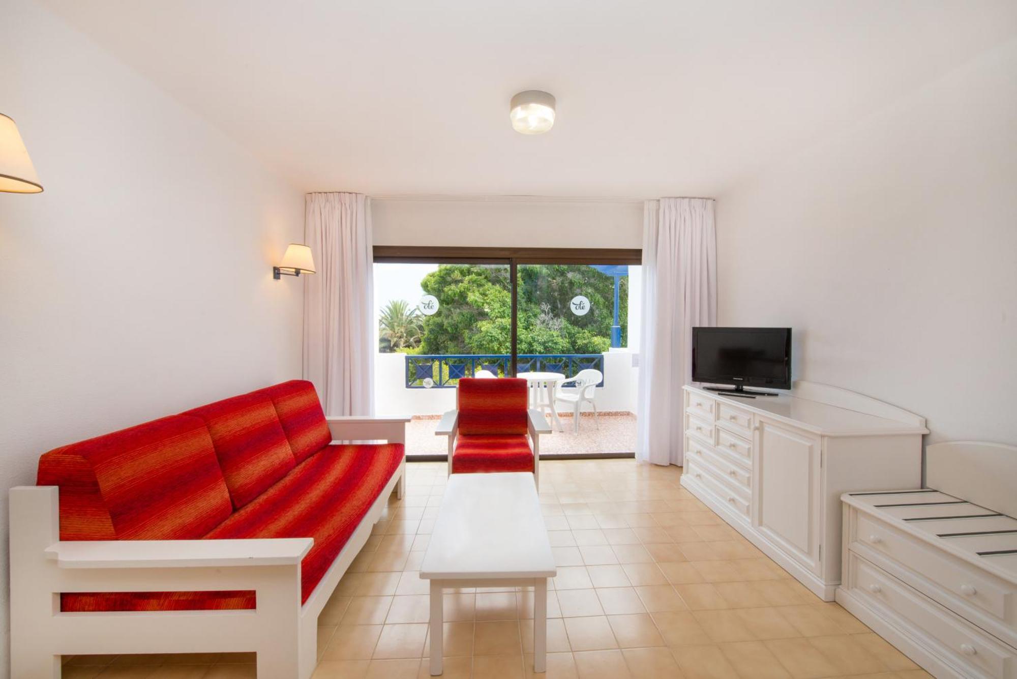 Basic Family Room (2 Adults + 2 Children),1272537370:JPEG