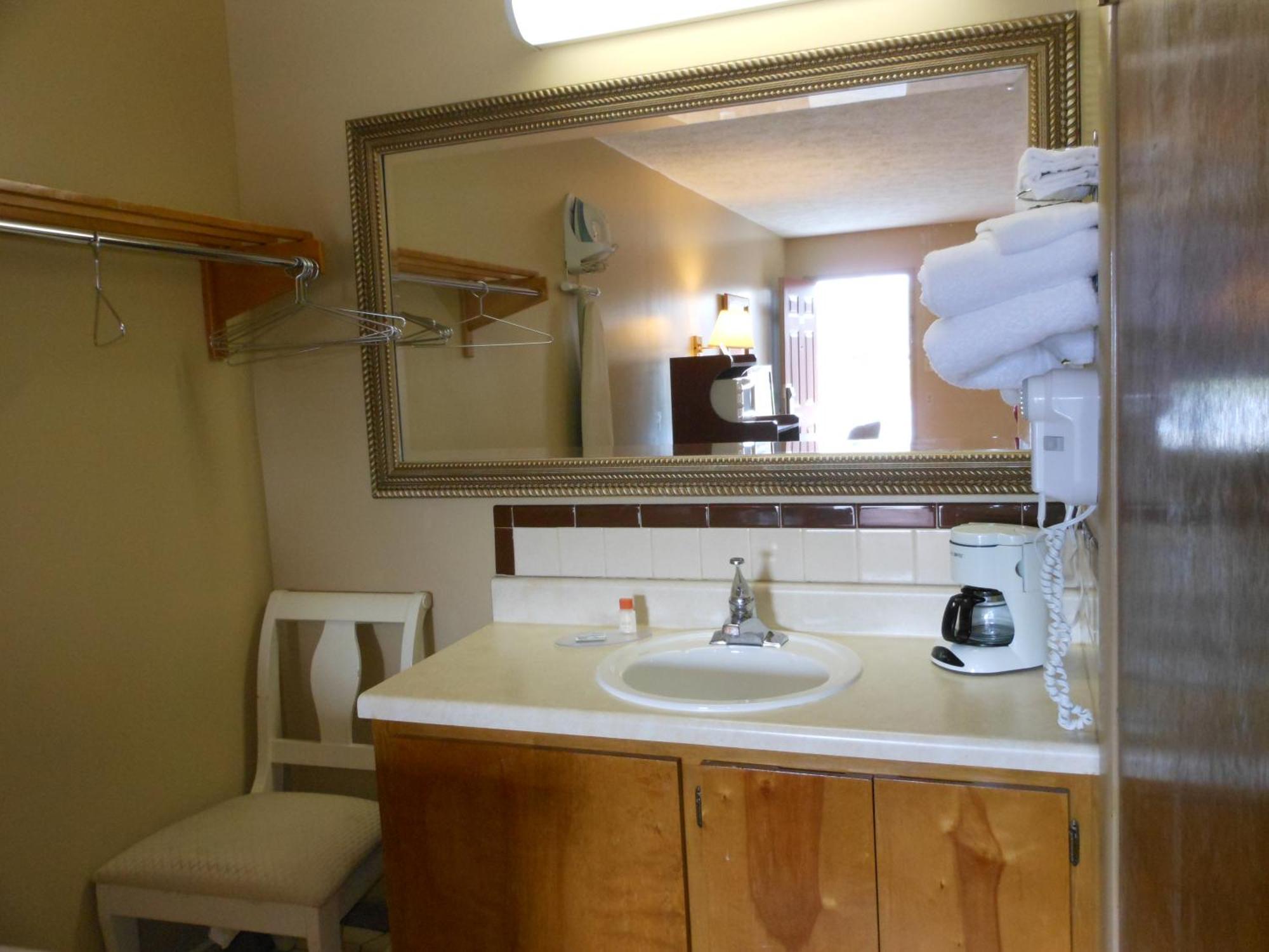 Queen Room Two Queen Beds Smoking