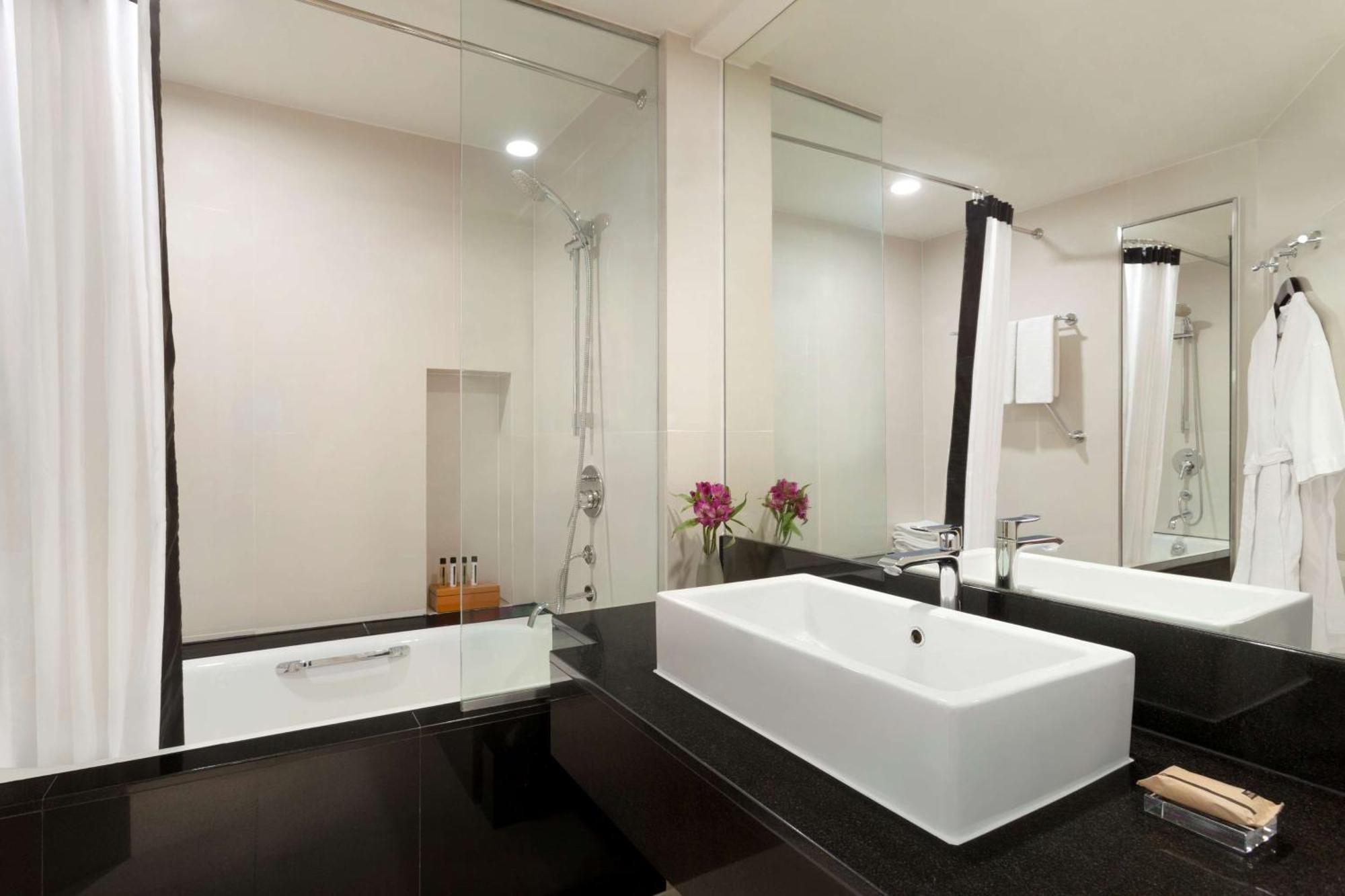 Deluxe Double Room (Free Return Airport Transfer, Complimentary Wifi)
