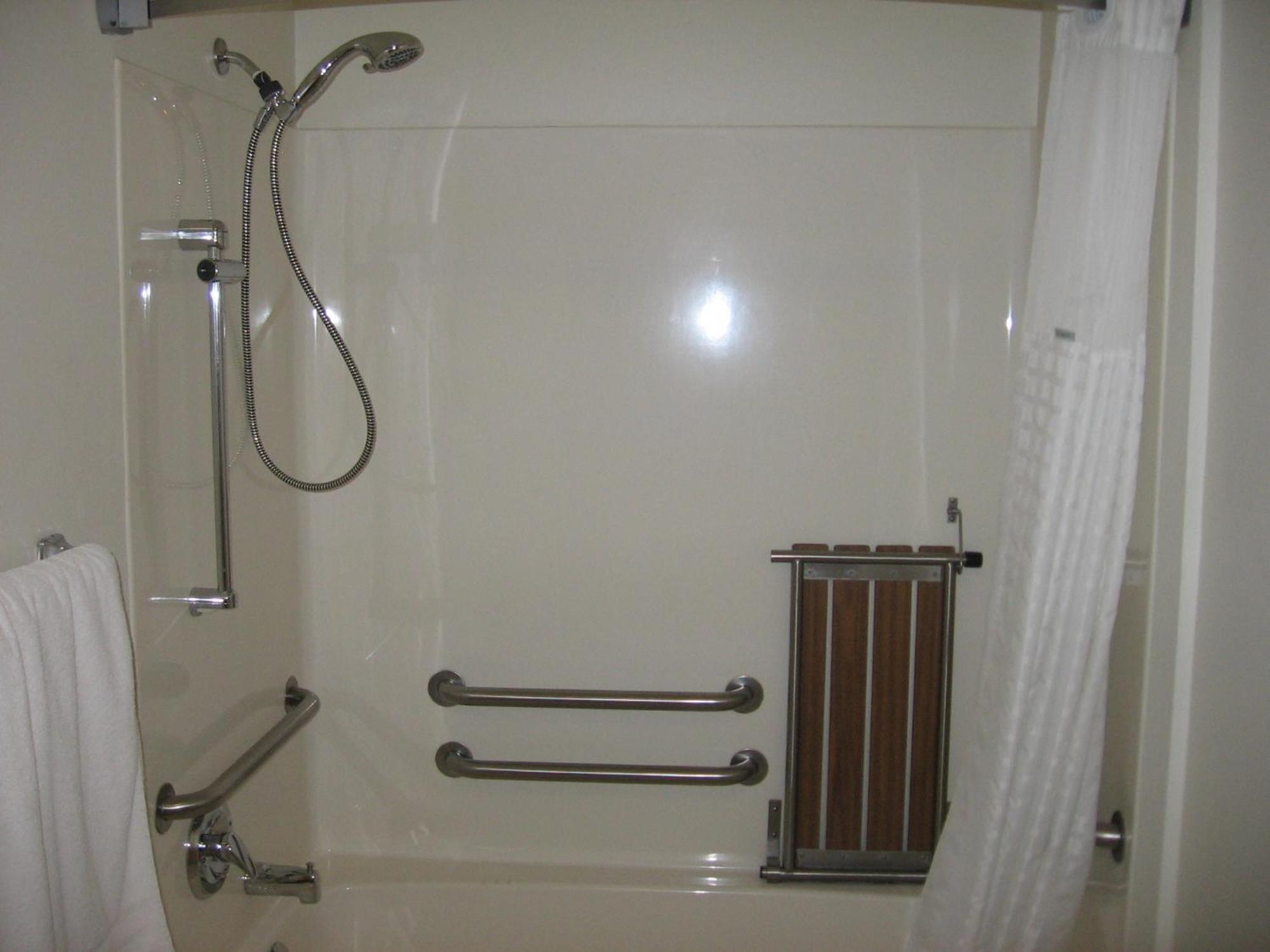 King Room with Bath Tub - Mobility Accessible/Non-Smoking