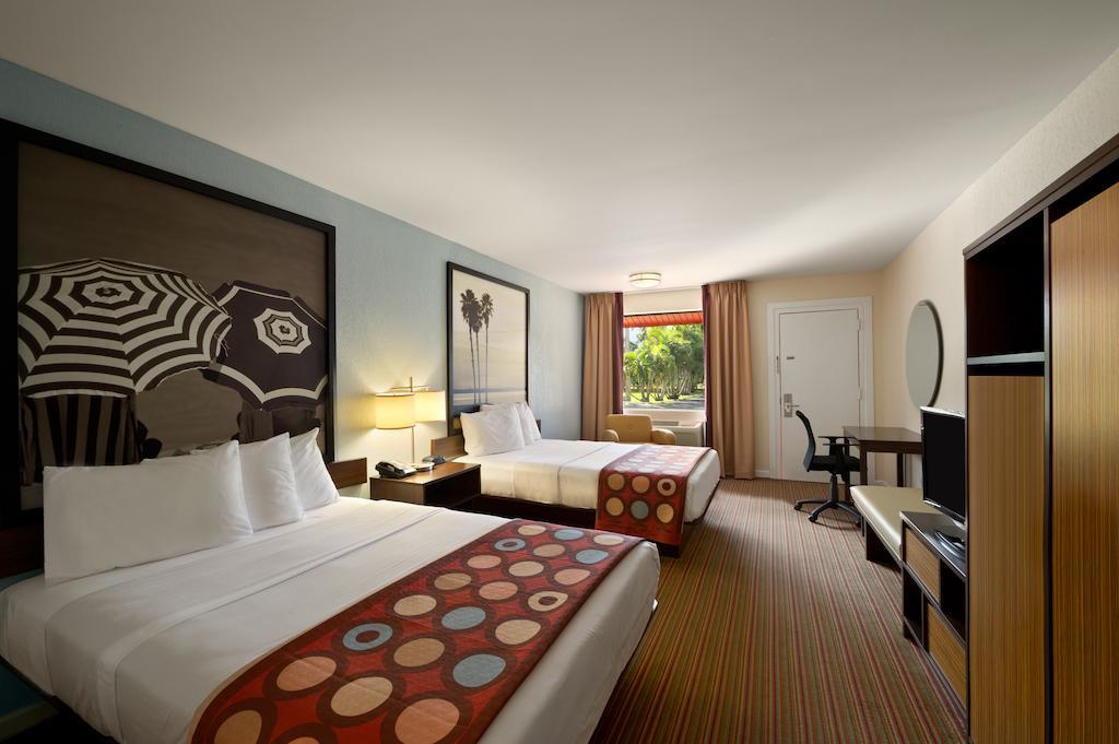 2 Double Beds, Deluxe Room, Pool Side, Non-Smoking