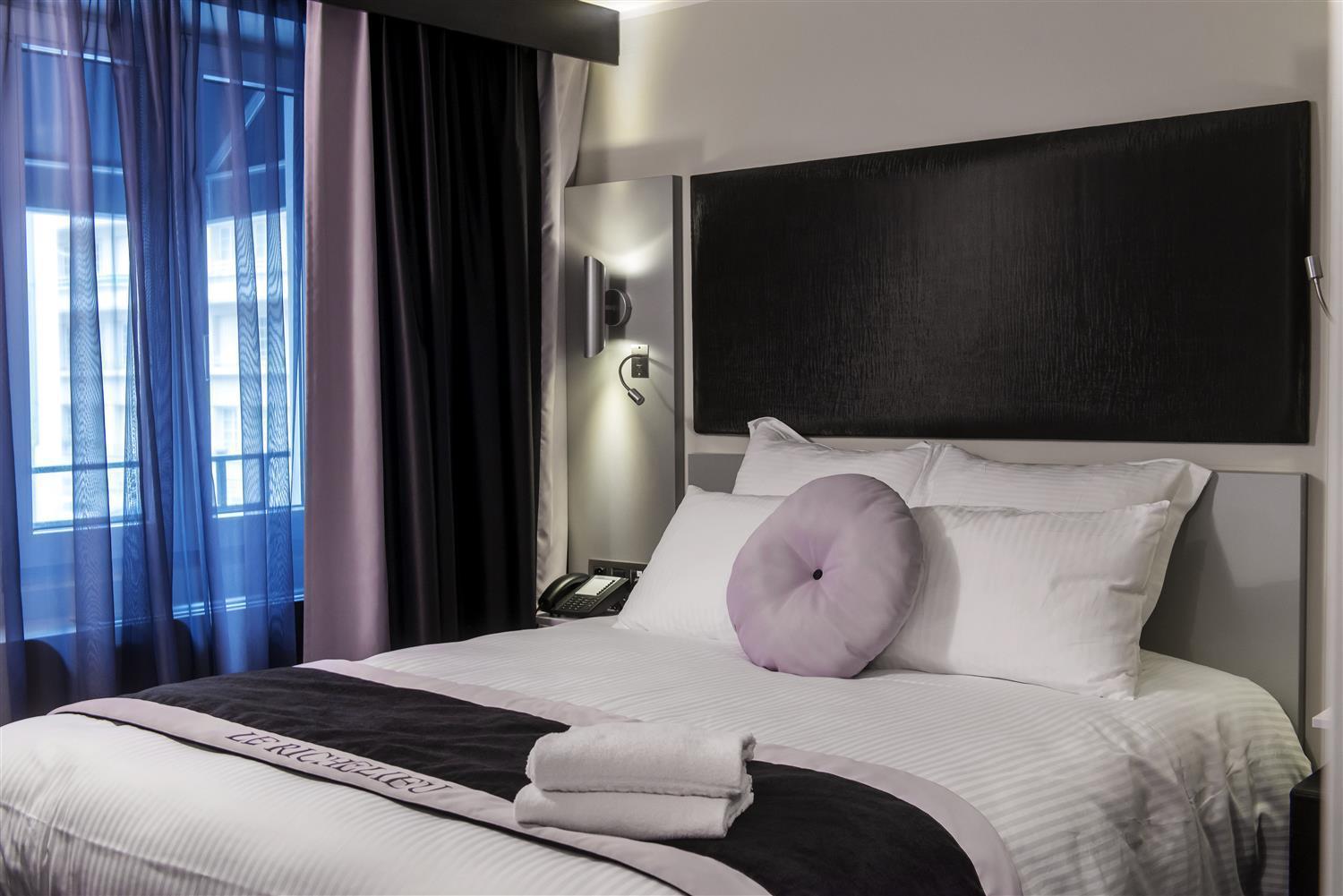 Standard Queen Room Queen Bed Balcony Side