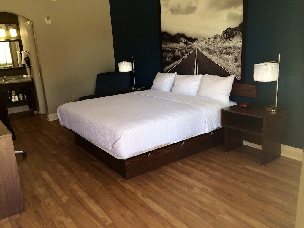 Habitación con bañera y barras de sujeción - 1 cama grande - Adaptada para personas con discapacidad/discapacidad auditiva - No fumadores