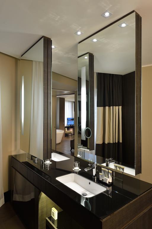 Suite with Spa Bath,693392334:JPEG