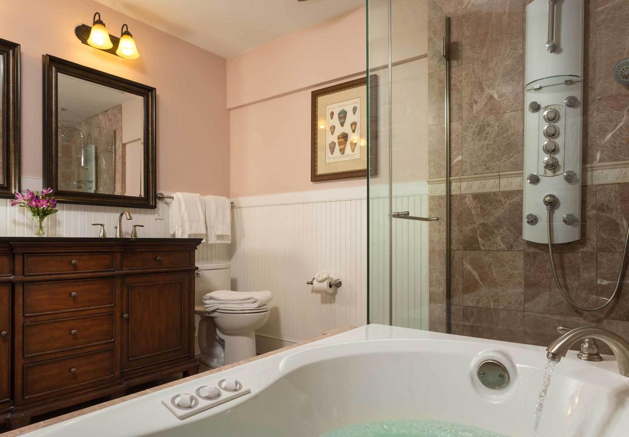 Grand Queen Suite,681063924:JPEG