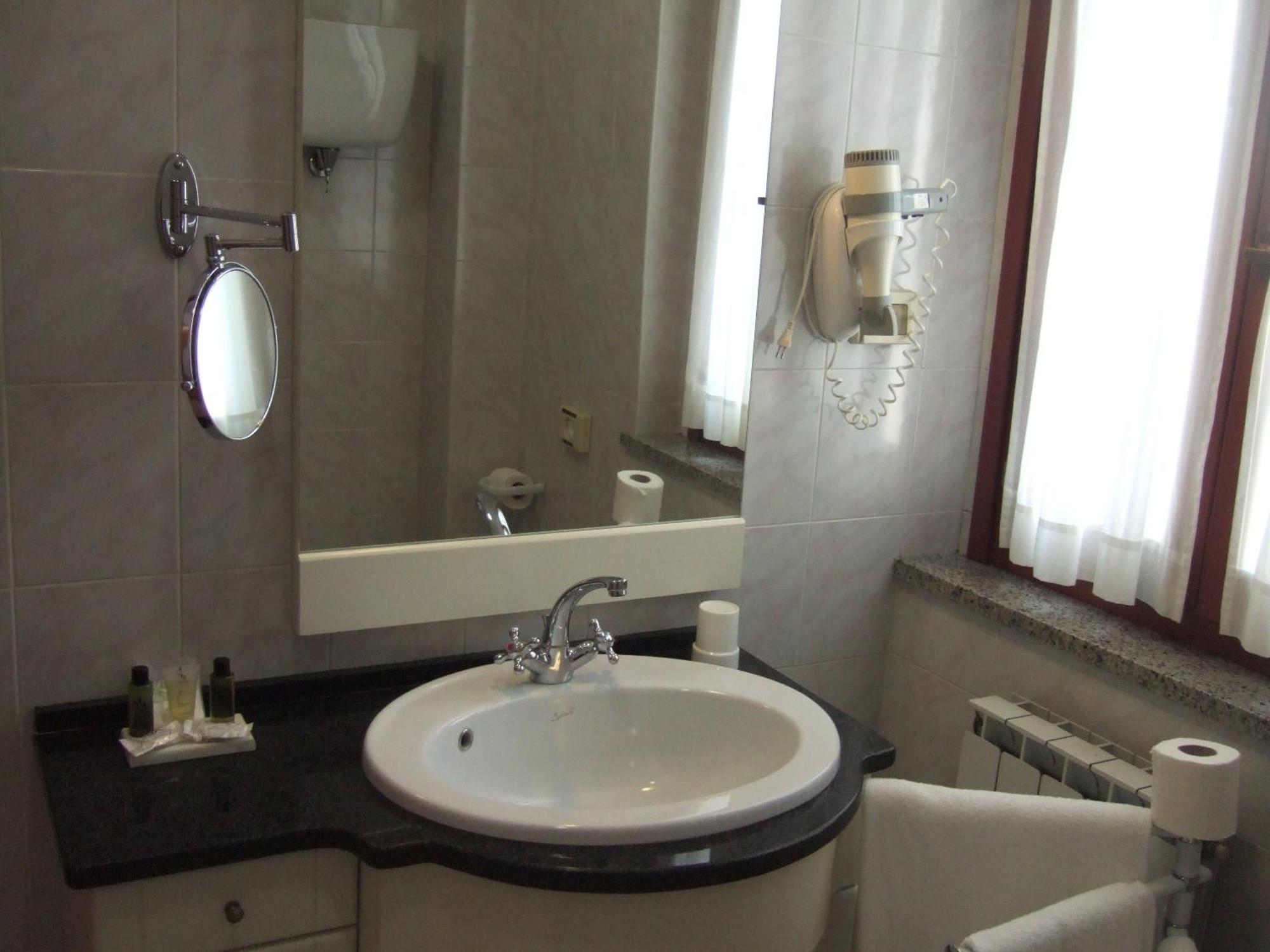Deluxe Double or Twin Room with Lake View