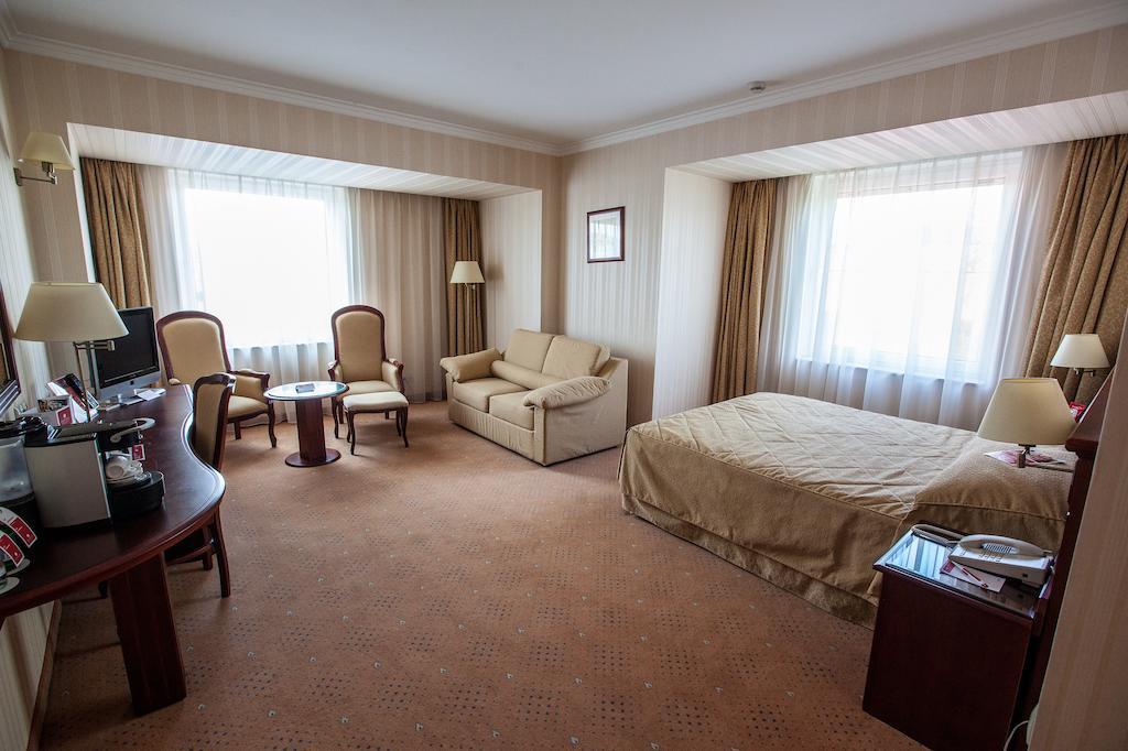 Business Room with One King Bed - Non-Smoking,113055726:JPEG