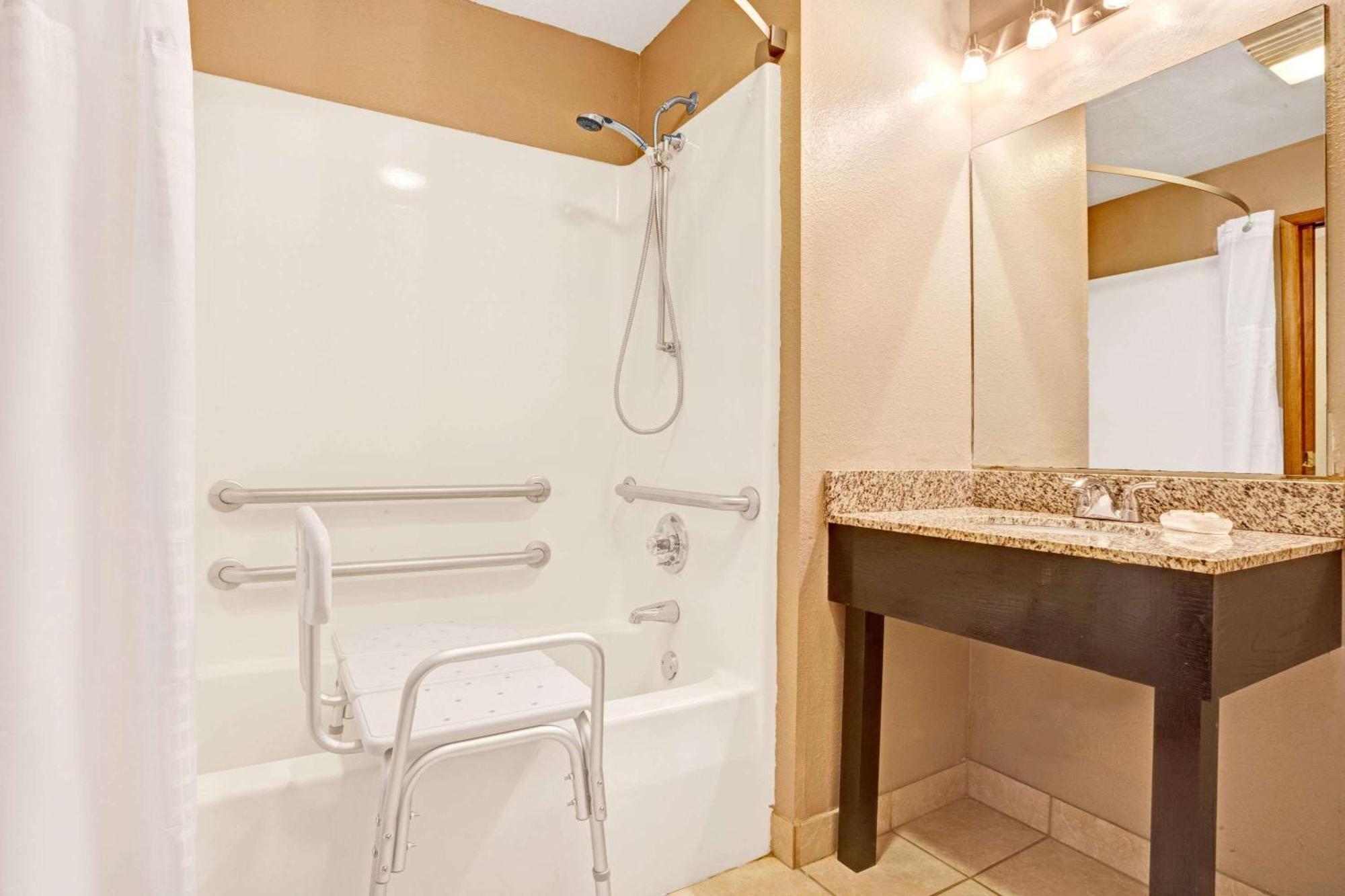 Business Queen Room - Mobility Access/Non-Smoking