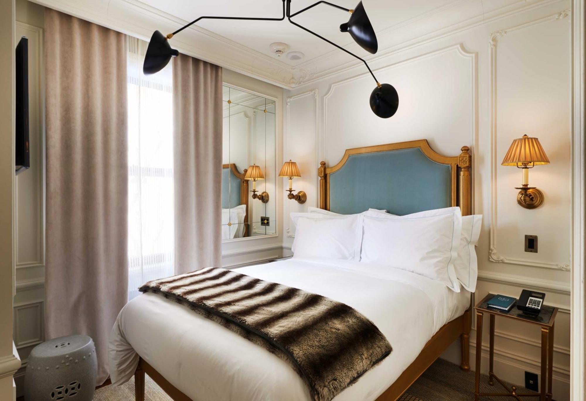 Habitación con cama grande