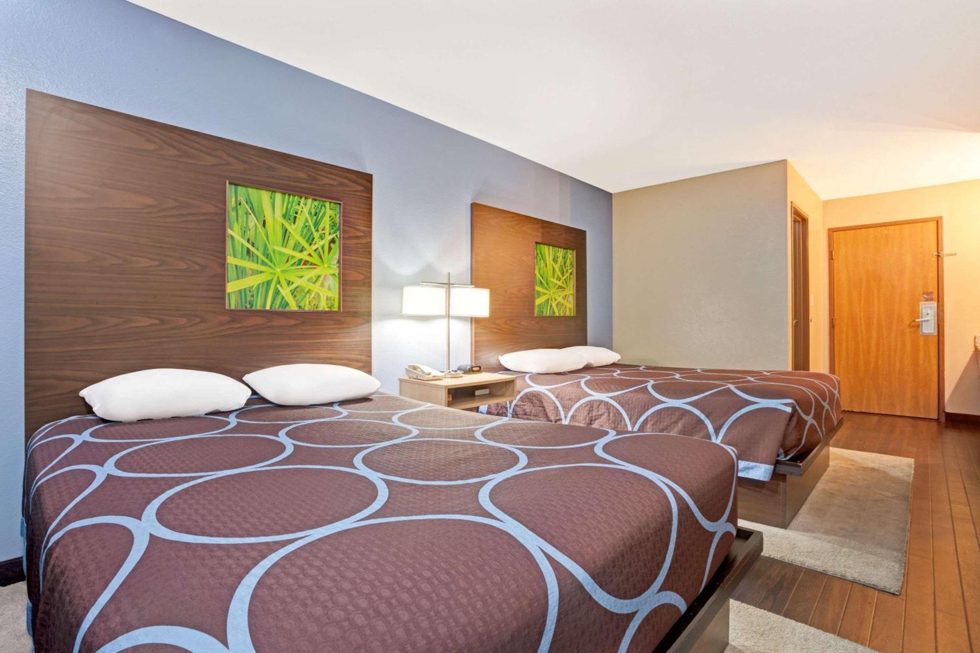 Deluxe Business Queen Room with Two Queen Beds - Non-Smoking