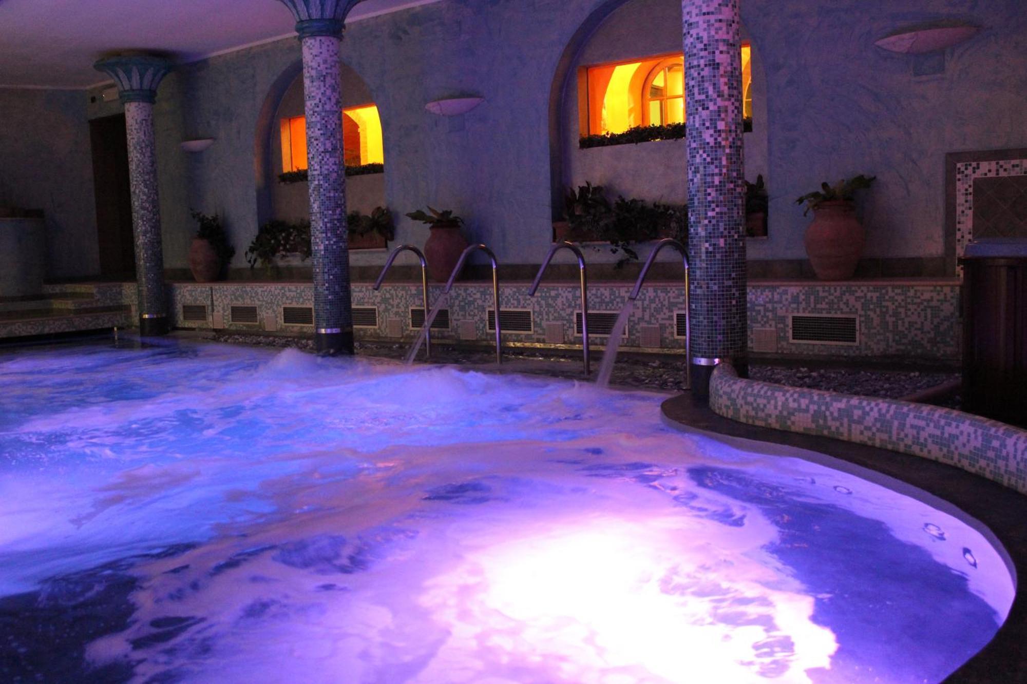 Junior Suite with Spa Access Light - Split Level