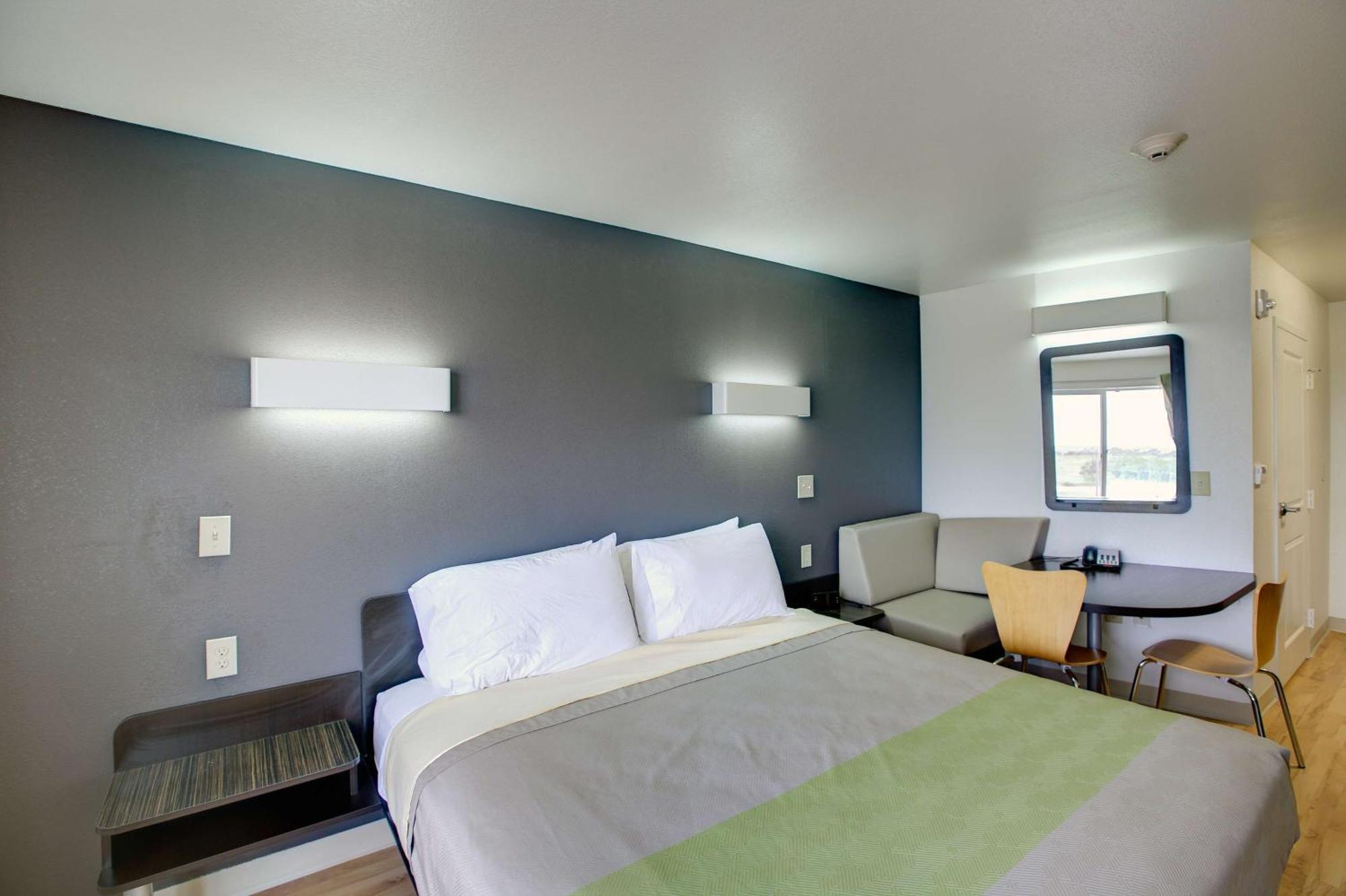 King Room with Roll-in Shower - Disability Access - Non-Smoking