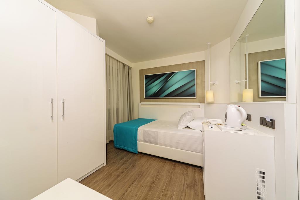 Standard Double or Twin Room with Partial Sea View,68489003:JPEG