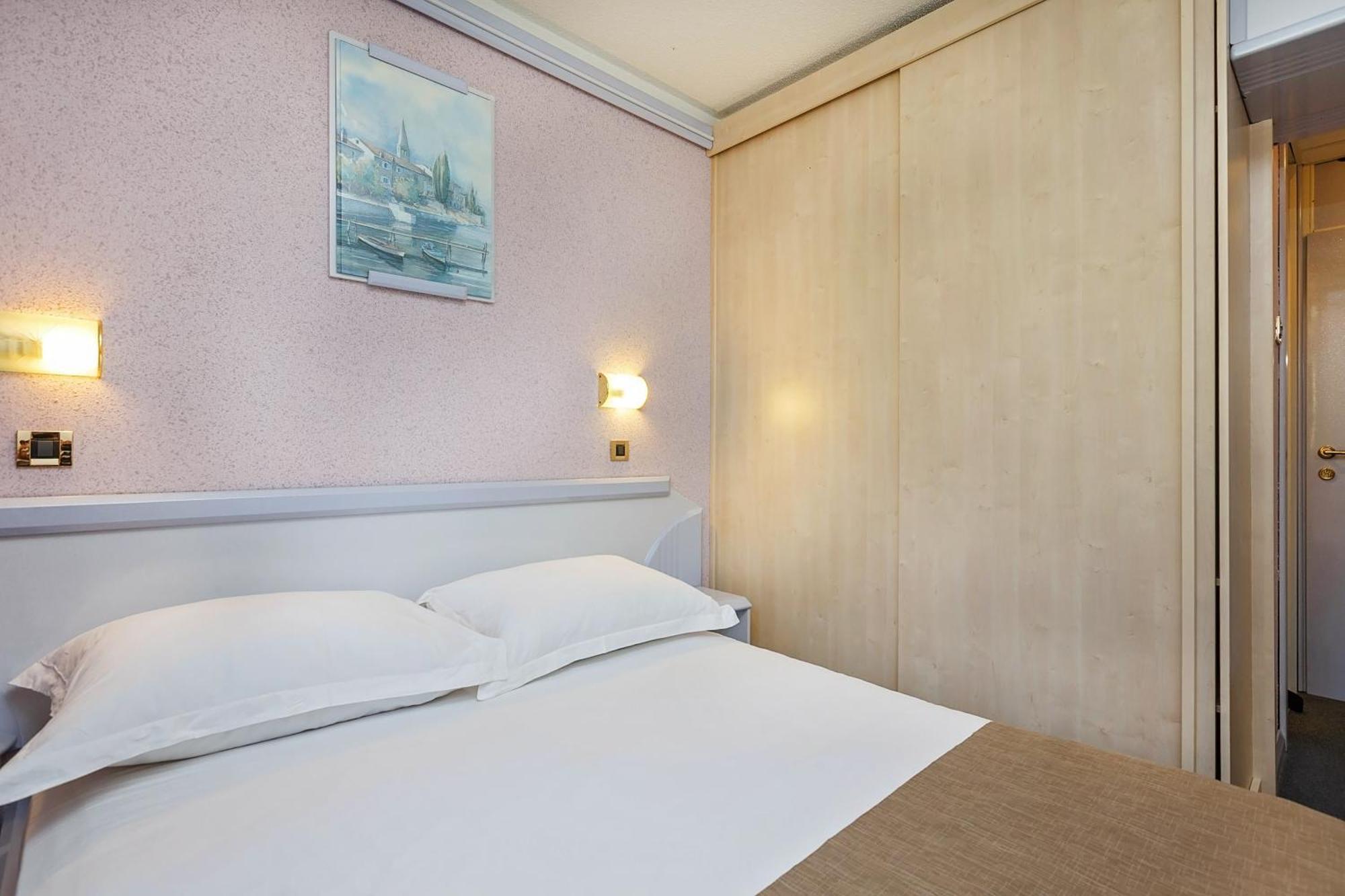 Classic Room with Balcony - Park Side,684476319:JPEG
