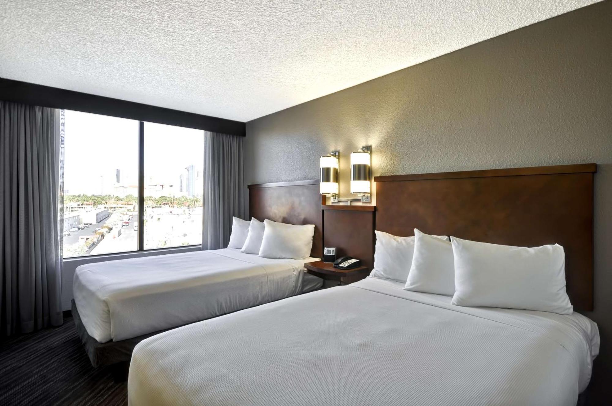 Chambre avec 2 Lits Doubles et Canapé-Lit