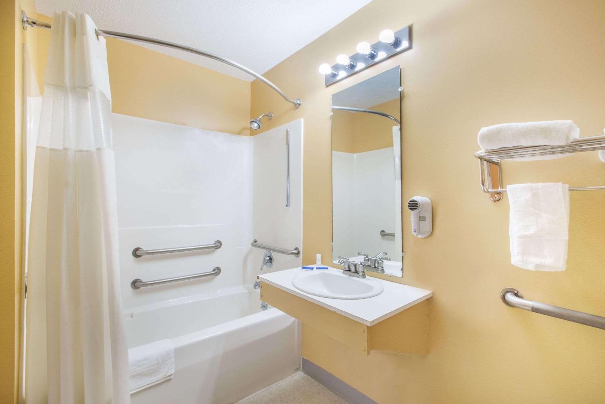 Deluxe Queen Suite - Disability Access - Non-Smoking
