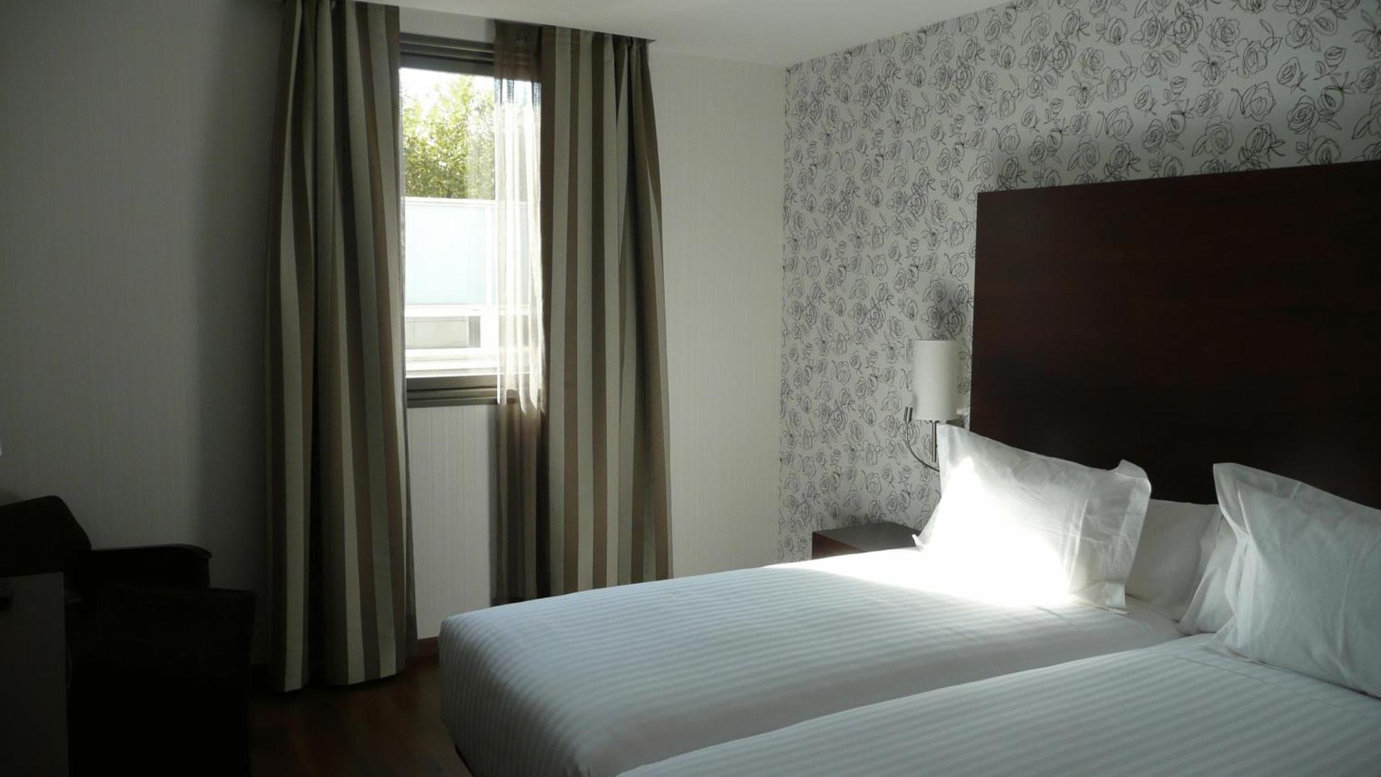 Twin Room,1589426927:JPEG