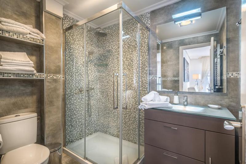 One-Bedroom Apartment with Park View