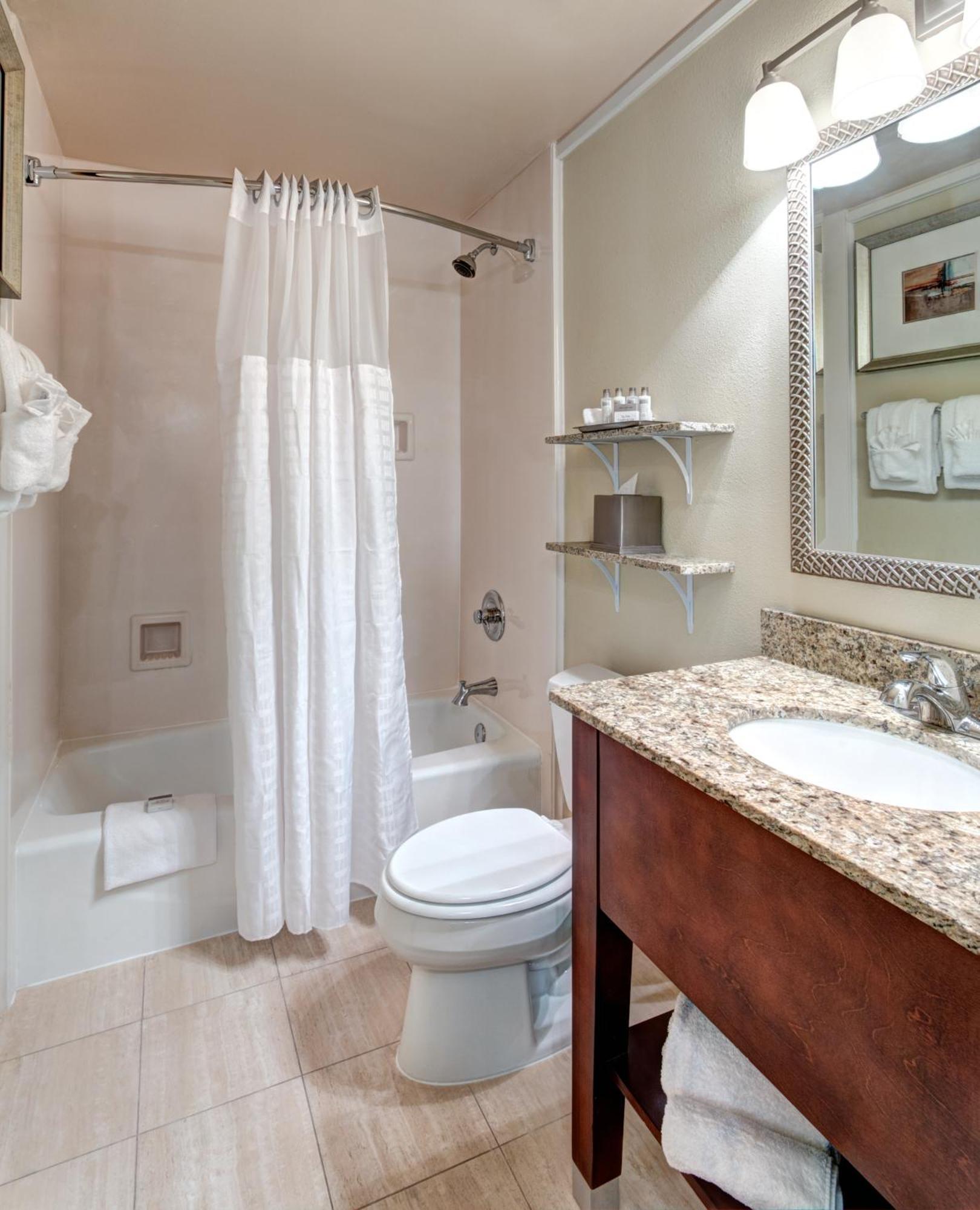 Habitación con bañera para personas con movilidad reducida y cama extragrande
