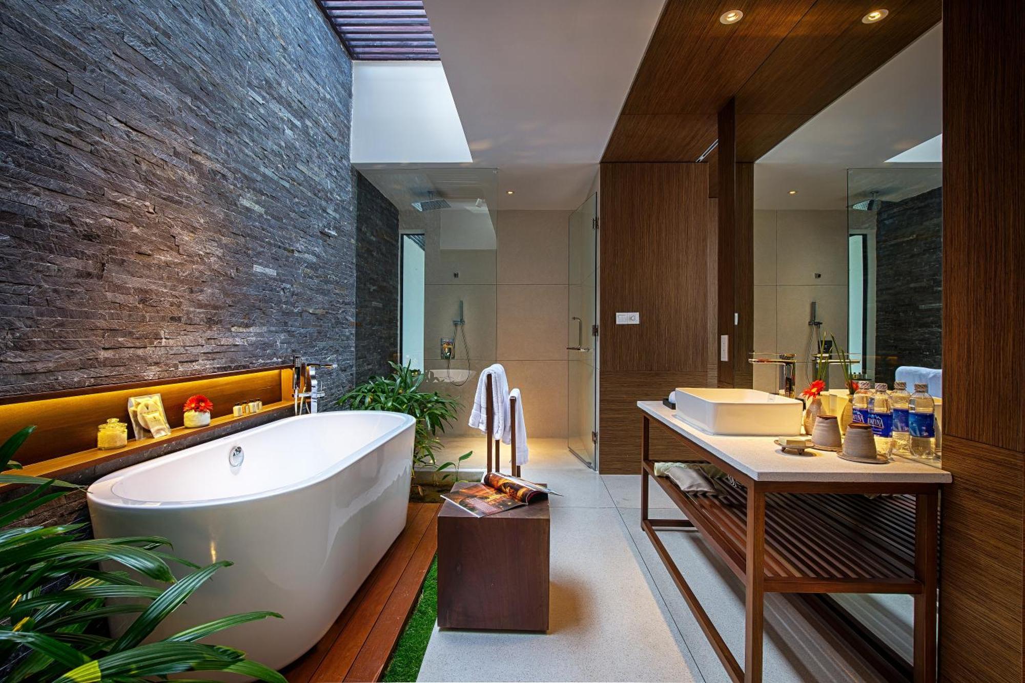 Three-Bedroom Villa with Private Pool and Bathtub