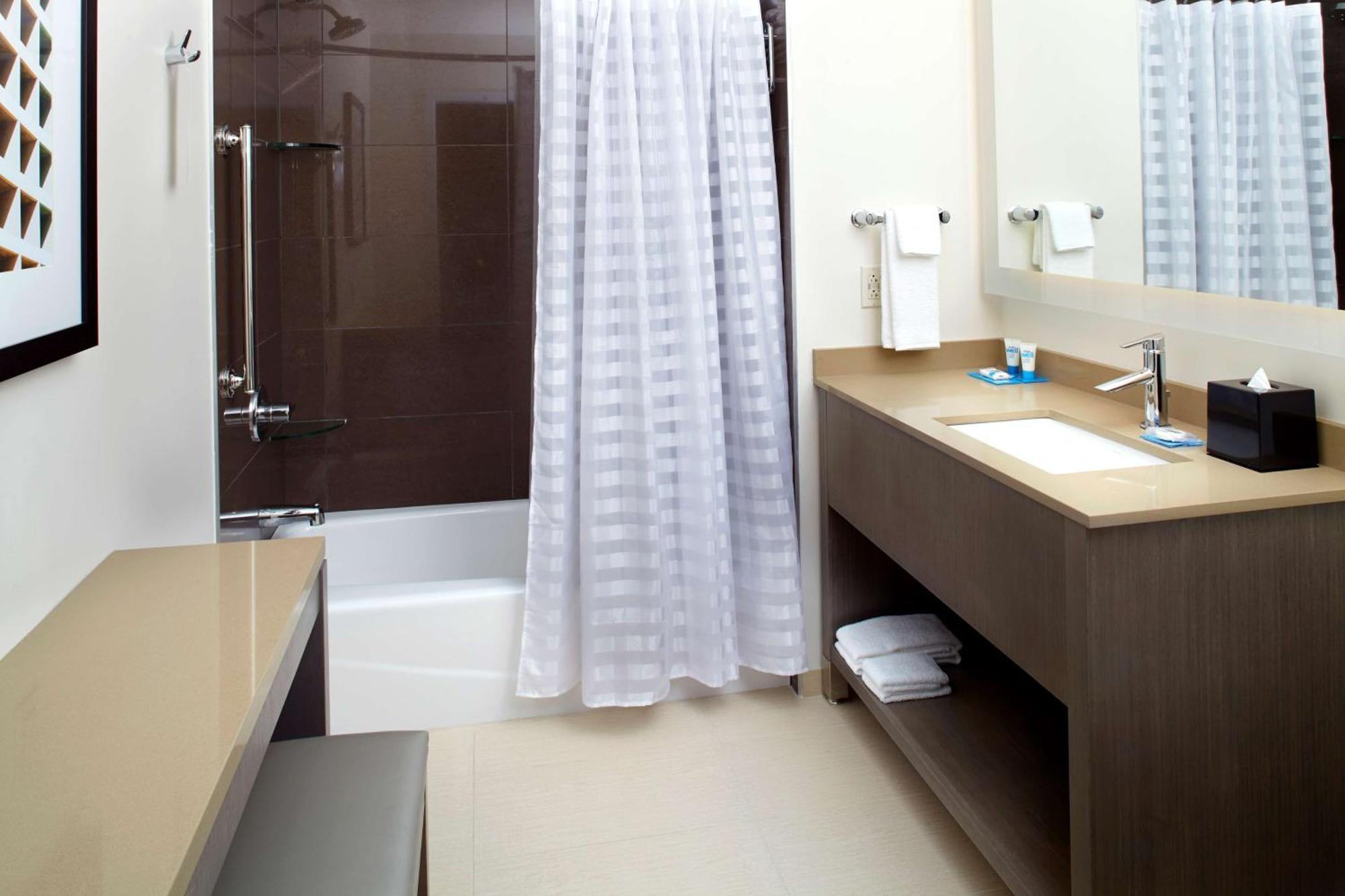 Suite de 1 dormitorio con cocina y 2 camas grandes