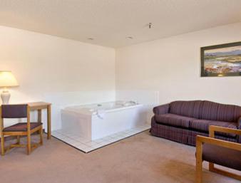 1 King Bed, Deluxe Studio Suite, Non-Smoking