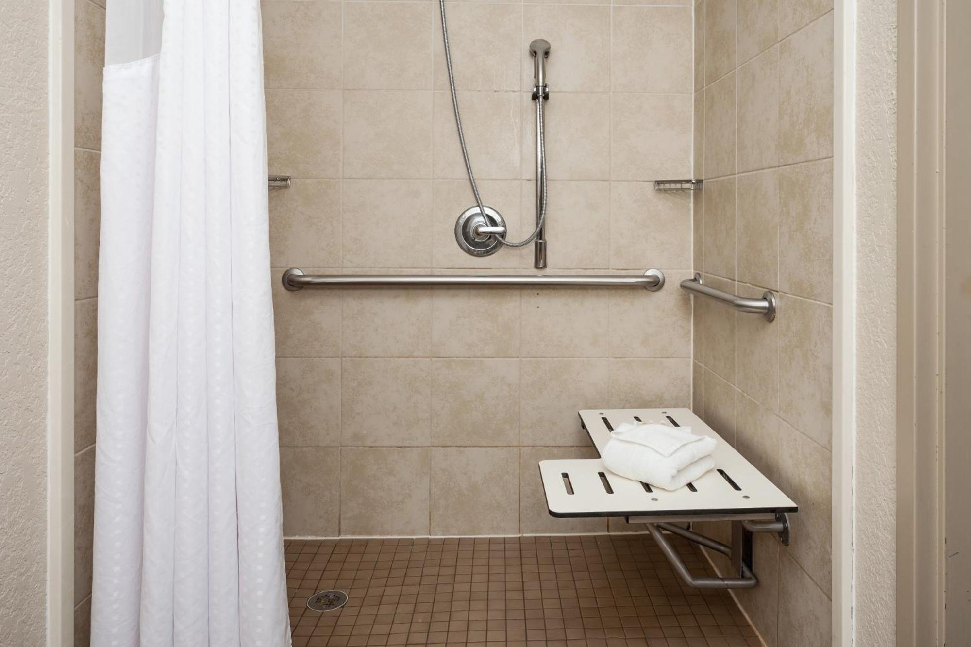 Habitación Estándar con ducha accesible en silla de ruedas - 1 cama extragrande - Adaptada para personas con discapacidad