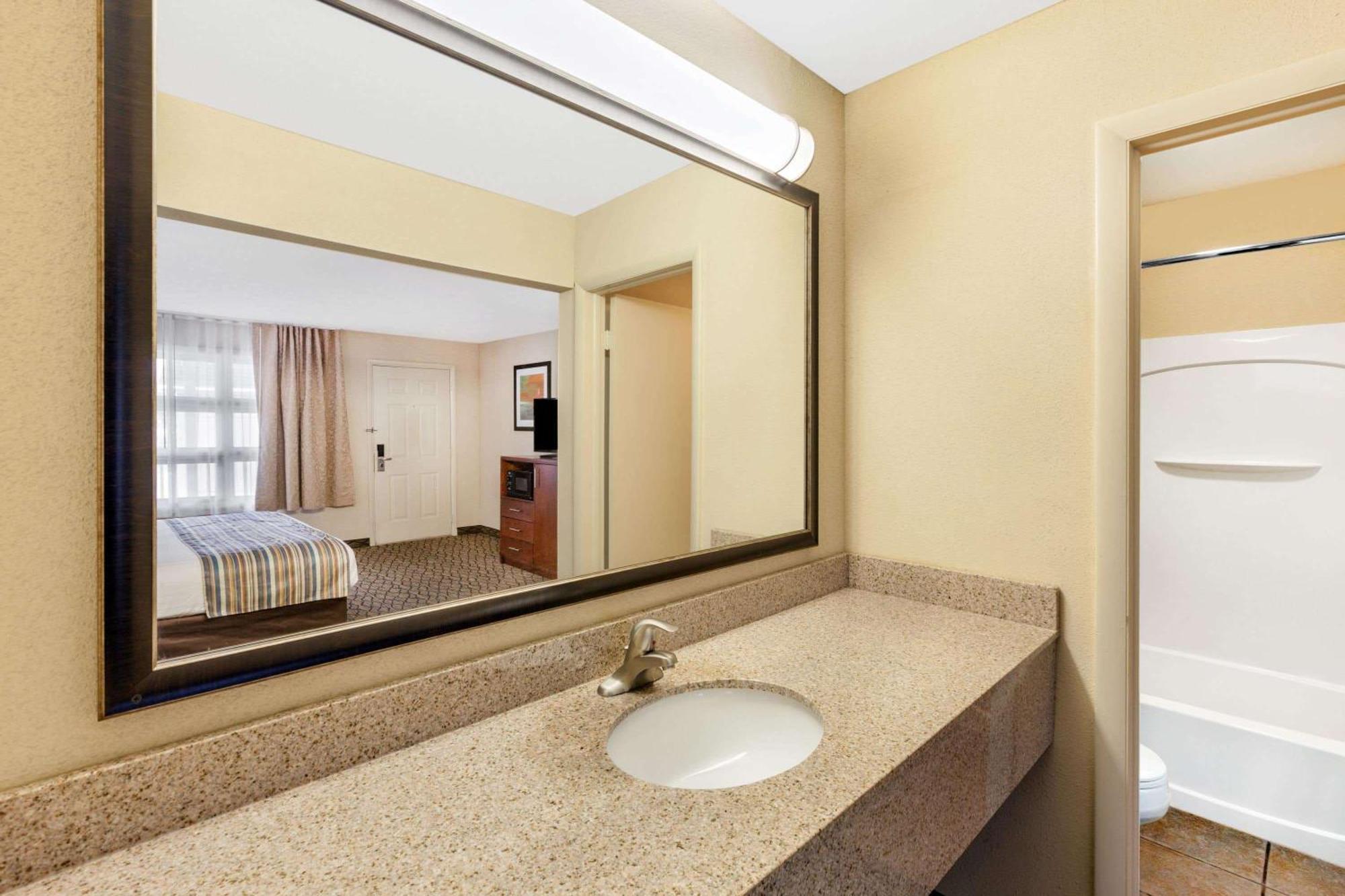 Queen Room with Two Queen Beds with Lake View - Balcony